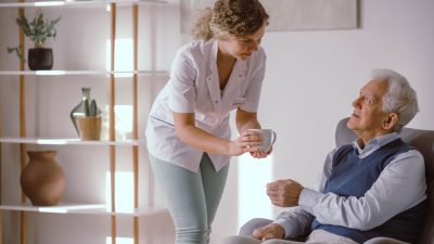 femme-infirmiere-aide-retraite
