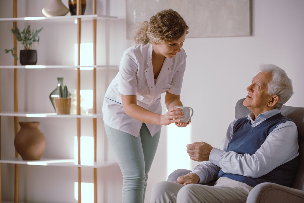 femme-infirmiere-aide-retraite