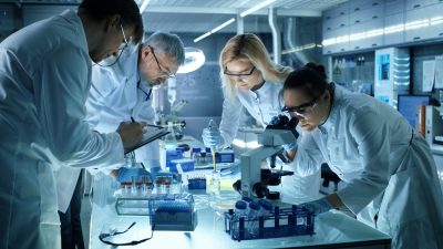 equipe de recherche dans laboratoire