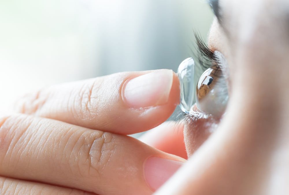 femme met lentille de contact