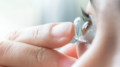 femme met lentille de contact