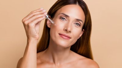 femme applique serum anti age