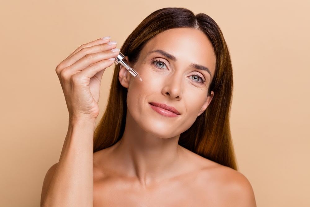femme applique serum anti age