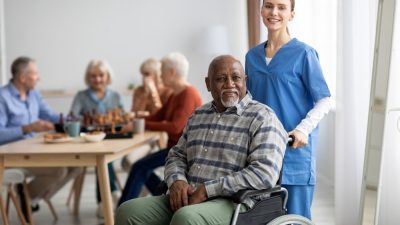senior avec infirmiere dans ehpad