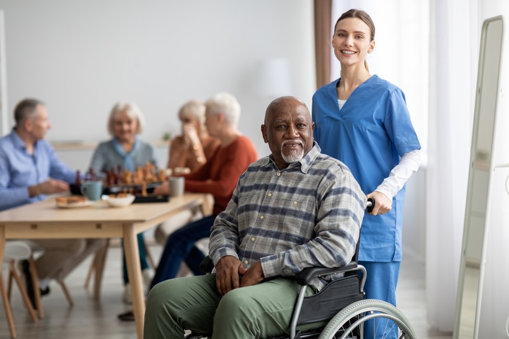 senior avec infirmiere dans ehpad