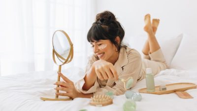 femme joyeuse routine beaute