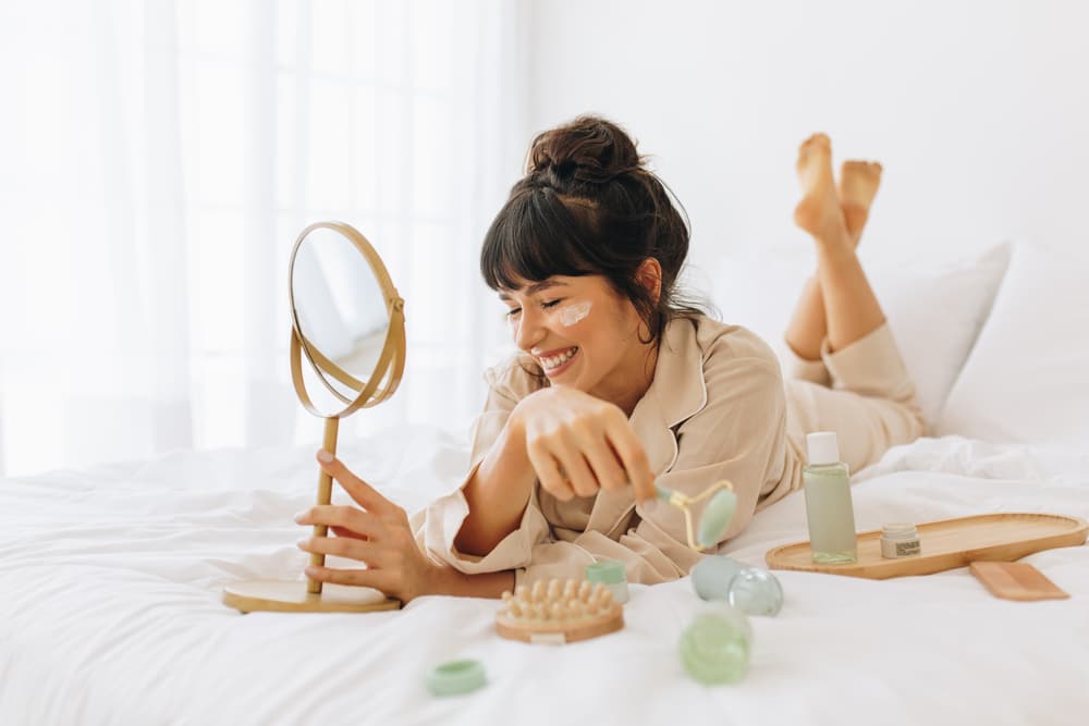 femme joyeuse routine beaute