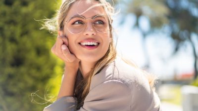 femme porte lunettes verres progressifs