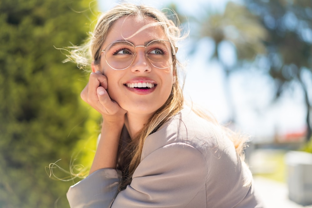 femme porte lunettes verres progressifs