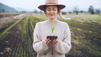femme protege l'environnement