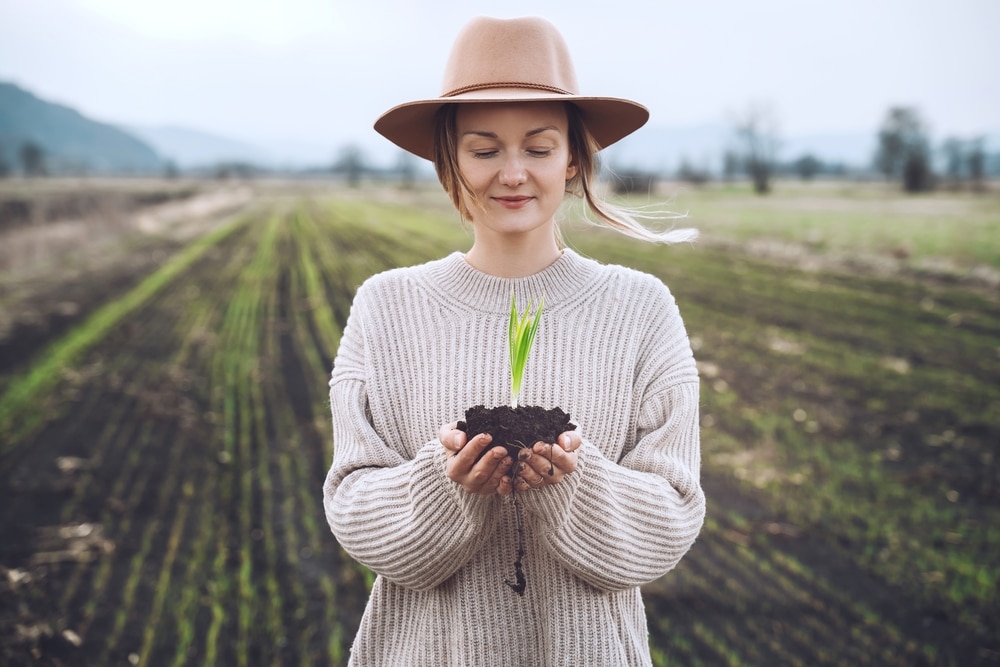 femme protege l'environnement