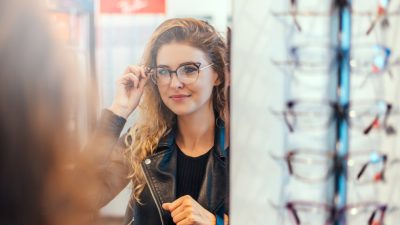 femme teste lunettes chez opticien