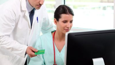 medecin infirmiere utilisent carte vitale ordinateur