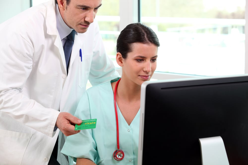 medecin infirmiere utilisent carte vitale ordinateur
