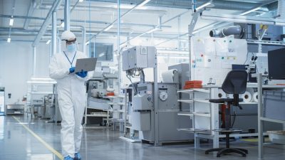 scientifique dans une salle propre blanche