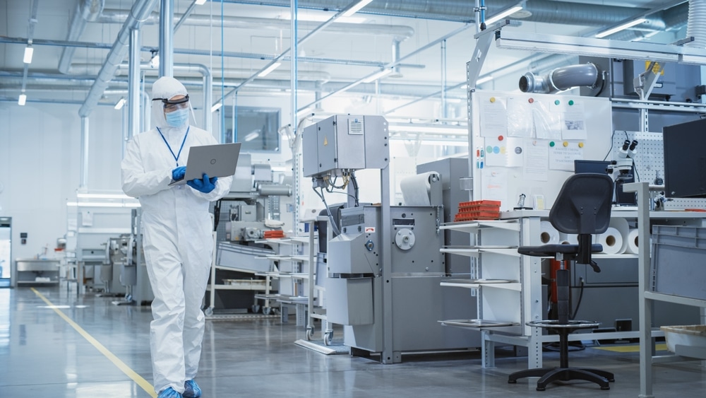 scientifique dans une salle propre blanche