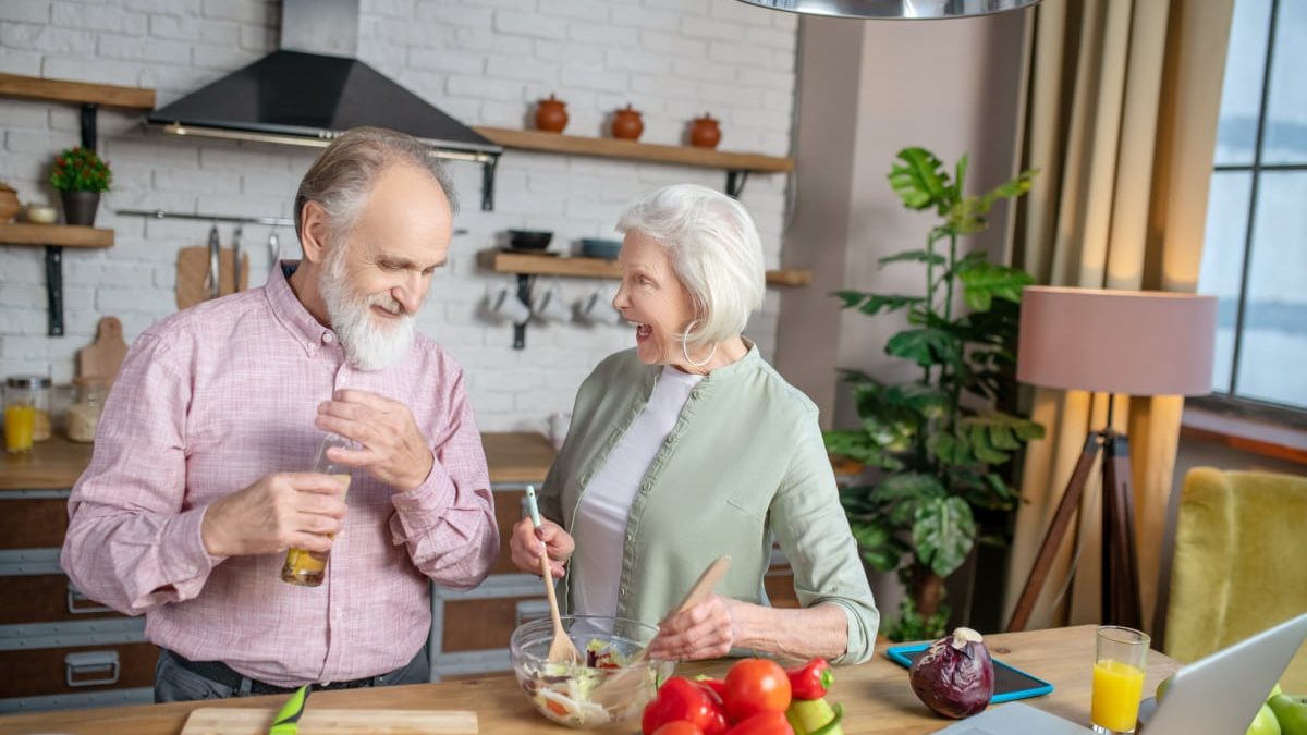 vieux-couple-maison-cuisine