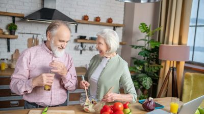 vieux-couple-maison-cuisine