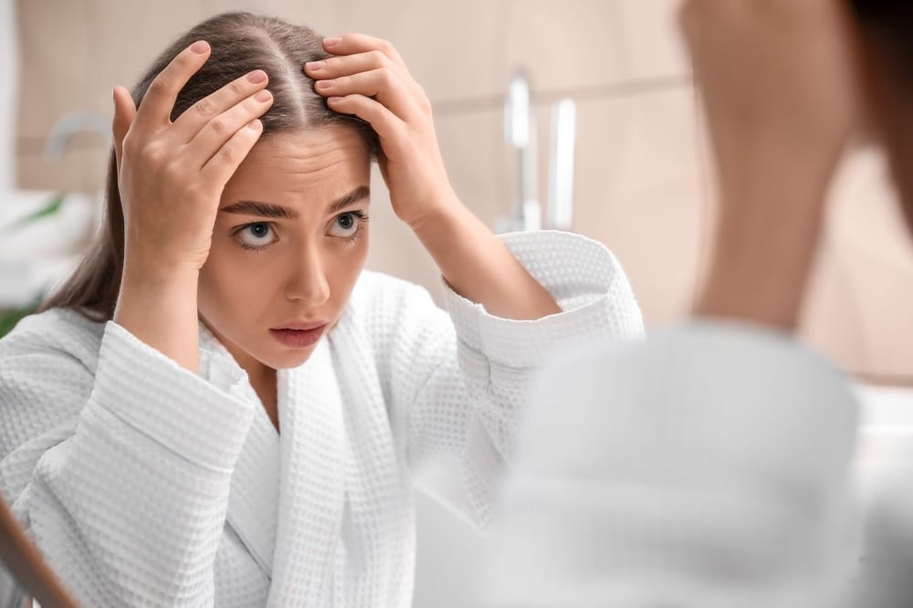femme perte cheveux maison