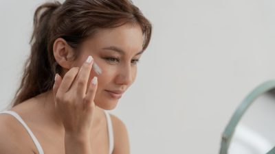 femme applique creme
