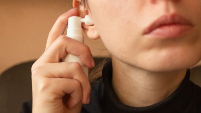 femme spray oreille