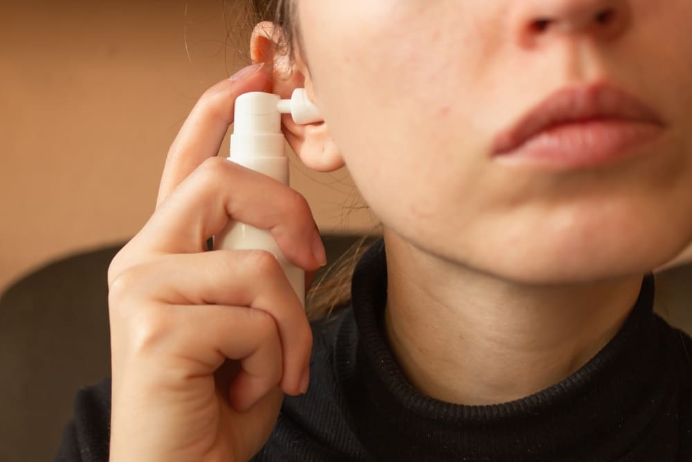 femme spray oreille
