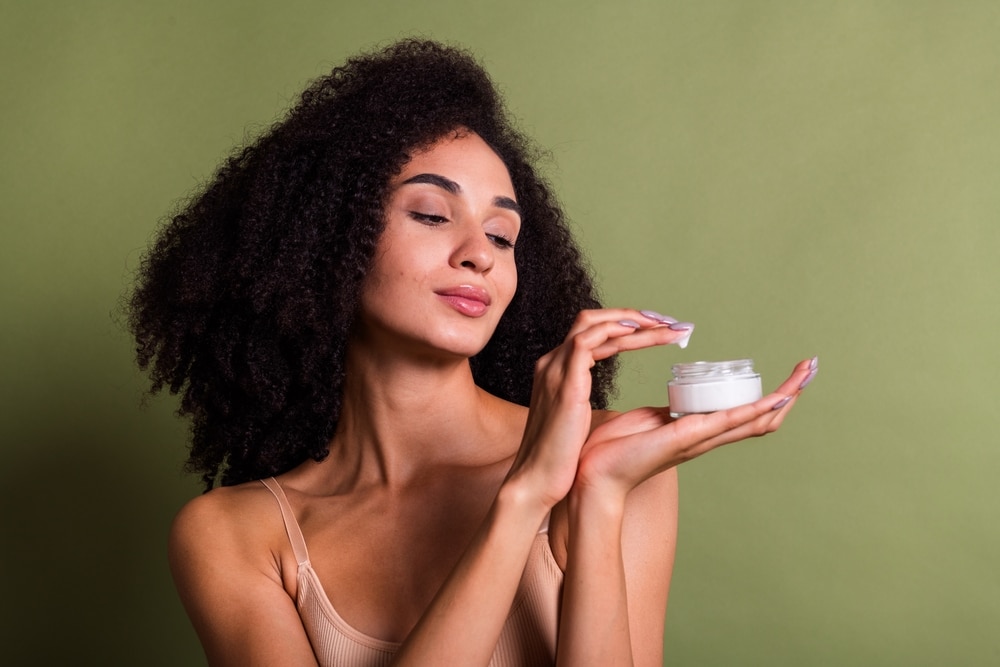 femme avec creme