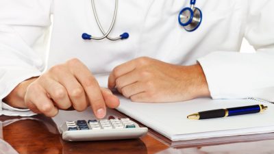 médecin avec calculatrice