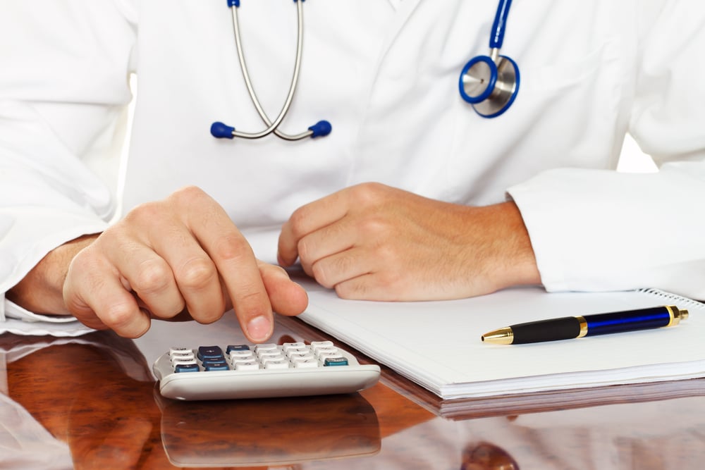 médecin avec calculatrice