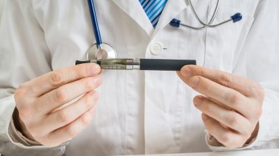 médecin avec cigarette électronique