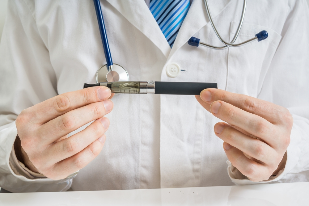 médecin avec cigarette électronique